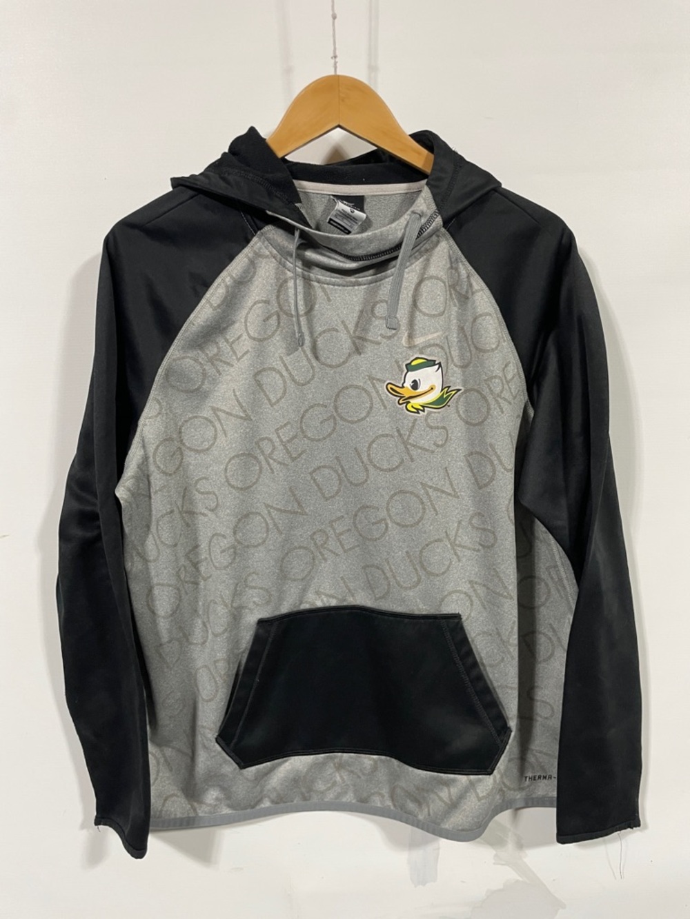 Nike therma-fit Oregon Ducks Gray and Black Pullover Hoodie